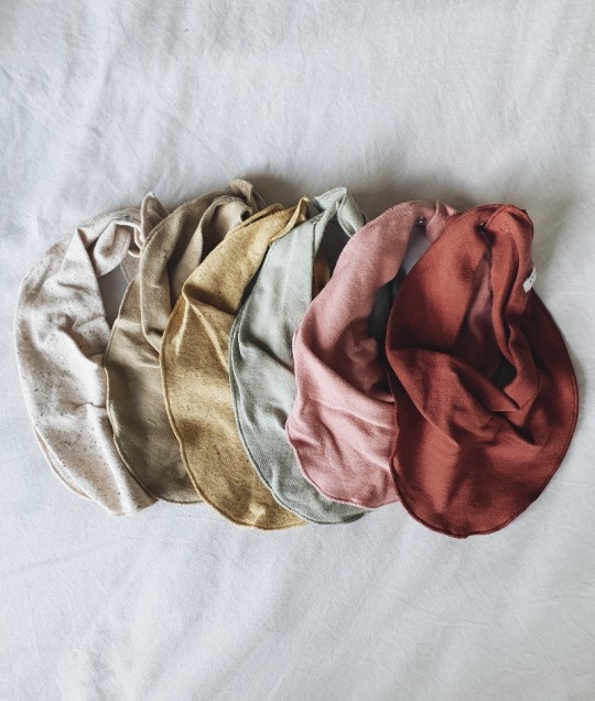 ORGANIC BABY BIB. BEIGE SPECKLED